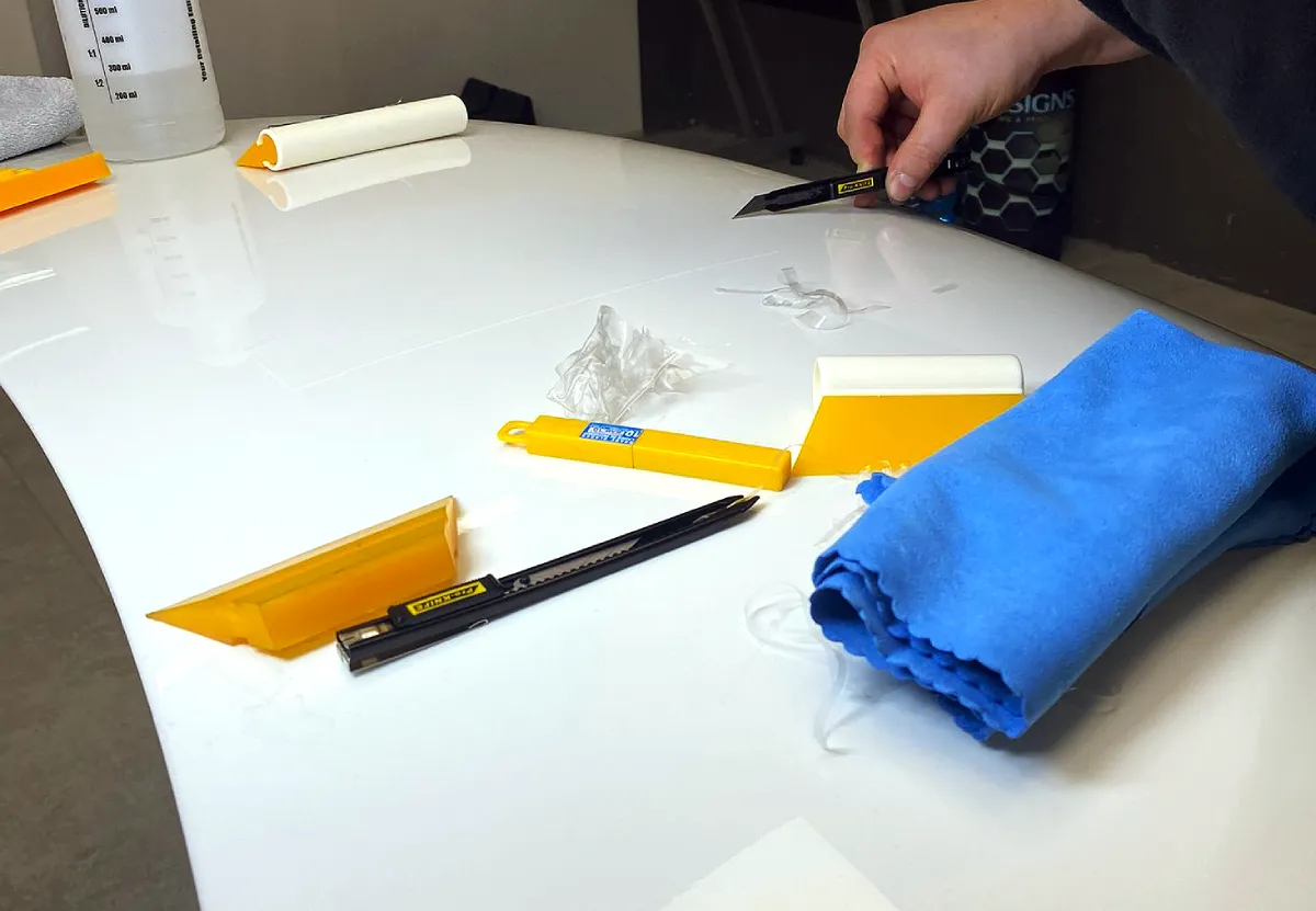 Profesjonalna aplikacja folii ochronnej – 10 niezbędnych narzędzi do oklejania samochodu