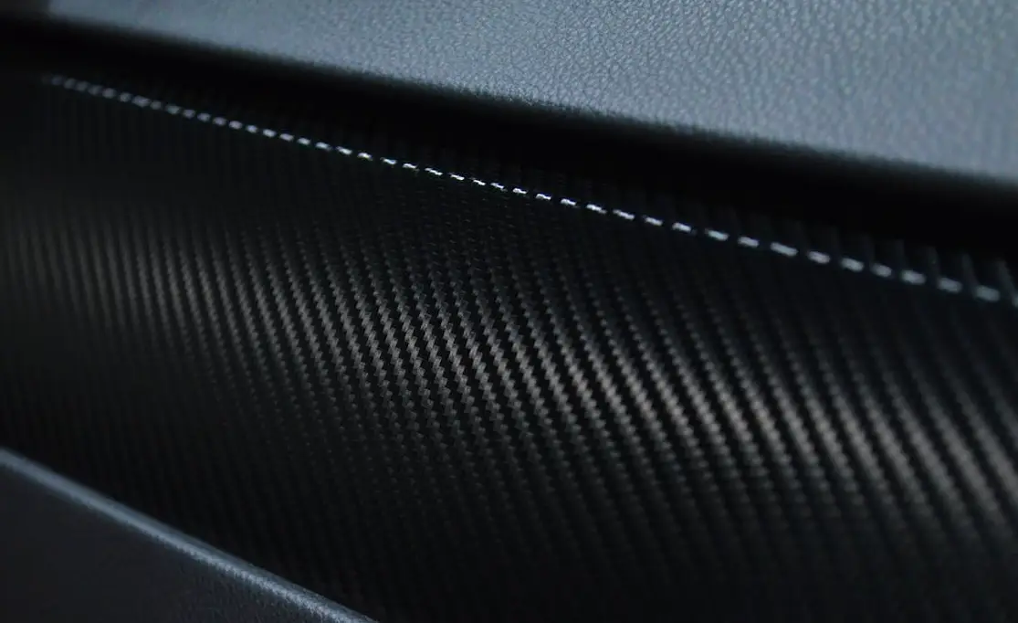 Folia Carbon – połączenie sportowego wyglądu i skutecznej ochrony