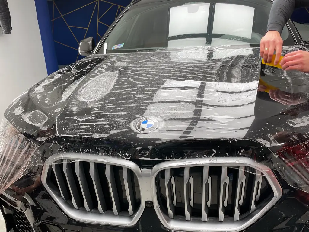 Profesjonalna aplikacja folii PPF – różnica między amatorskim a profesjonalnym oklejaniem